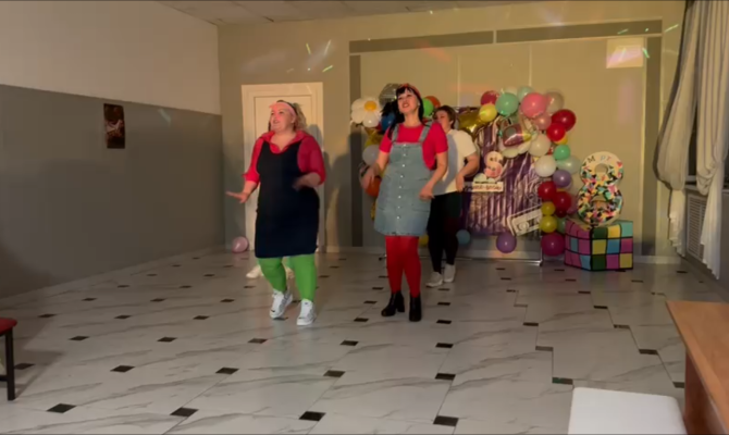 «Дарите женщинам цветы!».